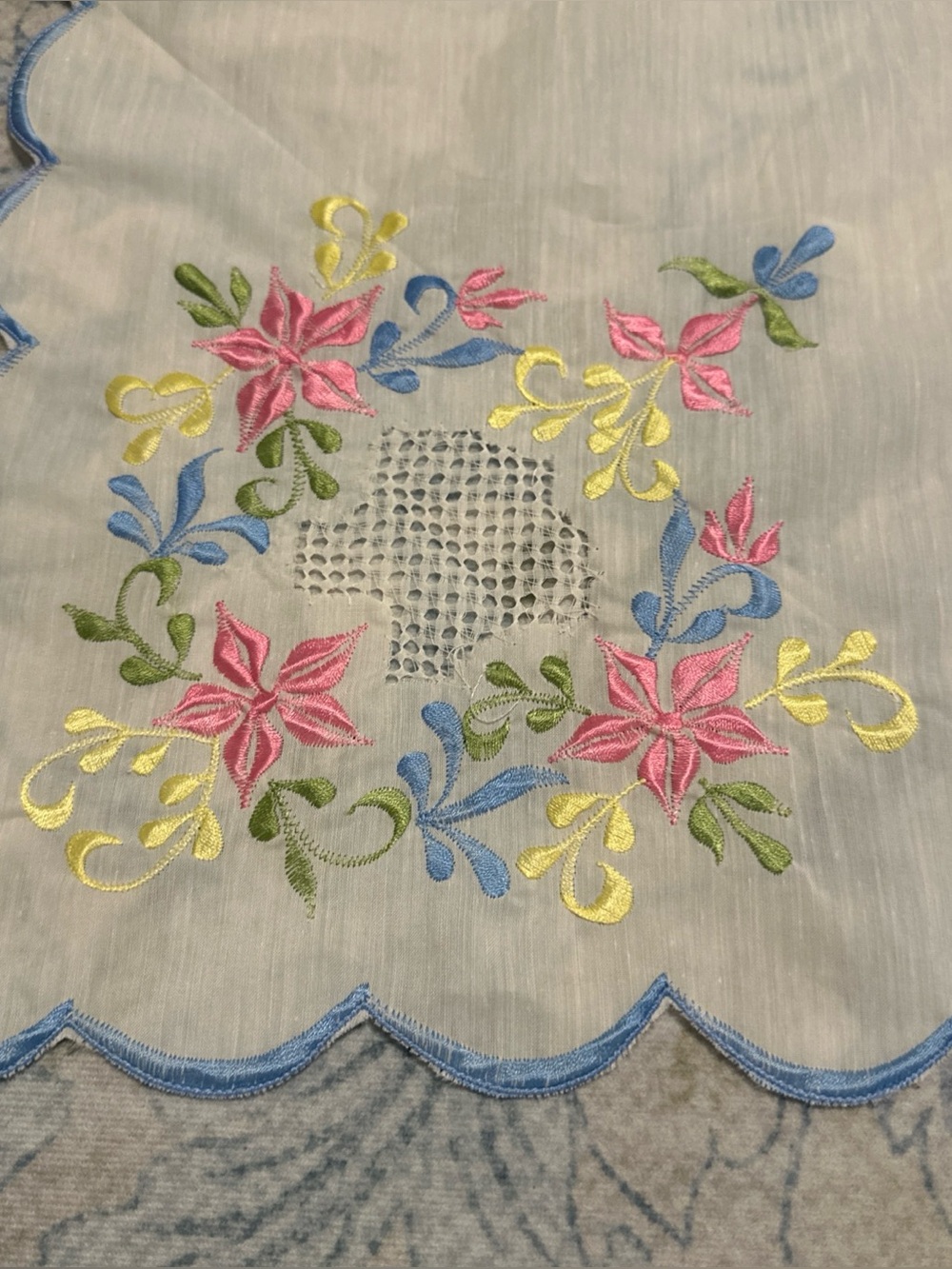 Vintage Floral Embroidered Table Cloth and Napkins Cottage